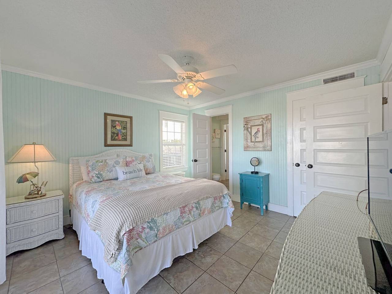 Bedroom 4 - 1 Queen Bed Bedroom 4 - 1 Queen Bed