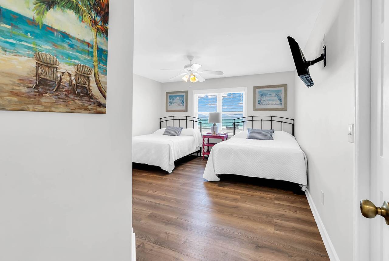 Bedroom 2 down - 2 Queens Bedroom 2 down - 2 Queens
