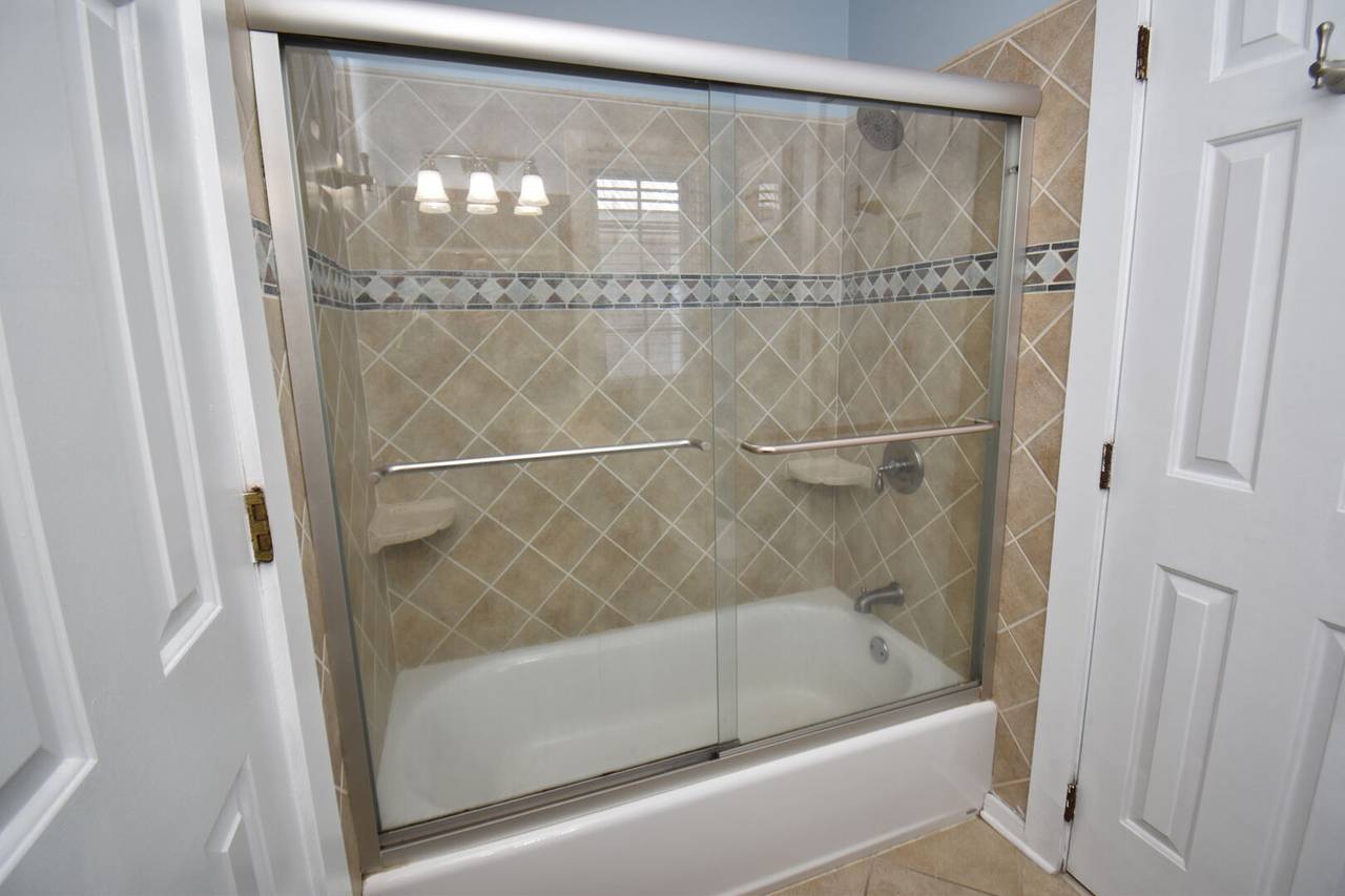 With a Shower/Tub Combo With a Shower/Tub Combo