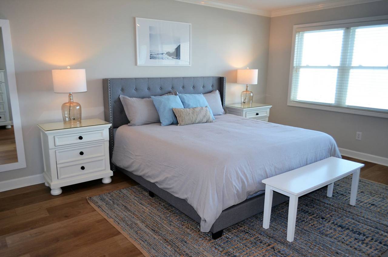 Bedroom 4 Up: 1 King Bed Bedroom 4 Up: 1 King Bed