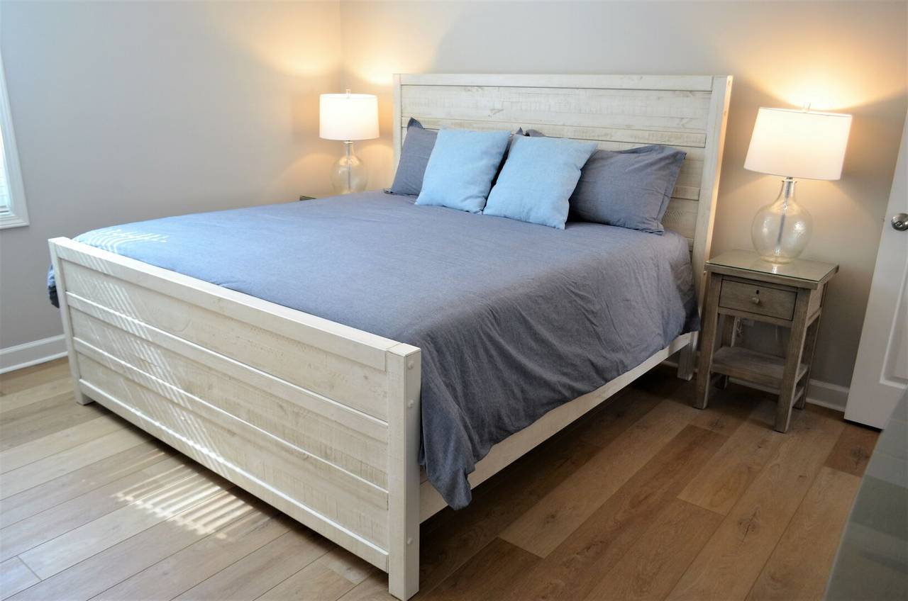 Bedroom 3 Up: 1 King Bed Bedroom 3 Up: 1 King Bed