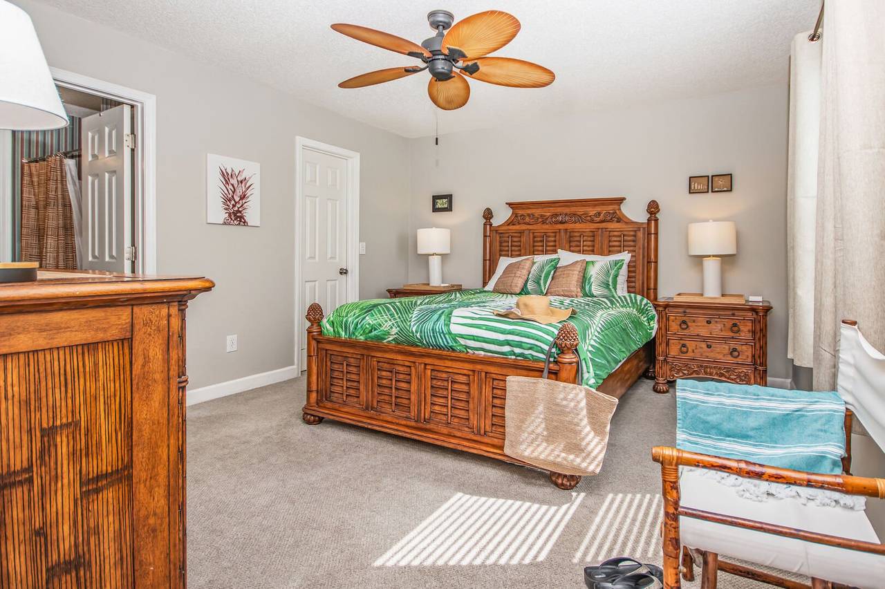 Bedroom 1 Down: 1 Queen Bed Bedroom 1 Down: 1 Queen Bed