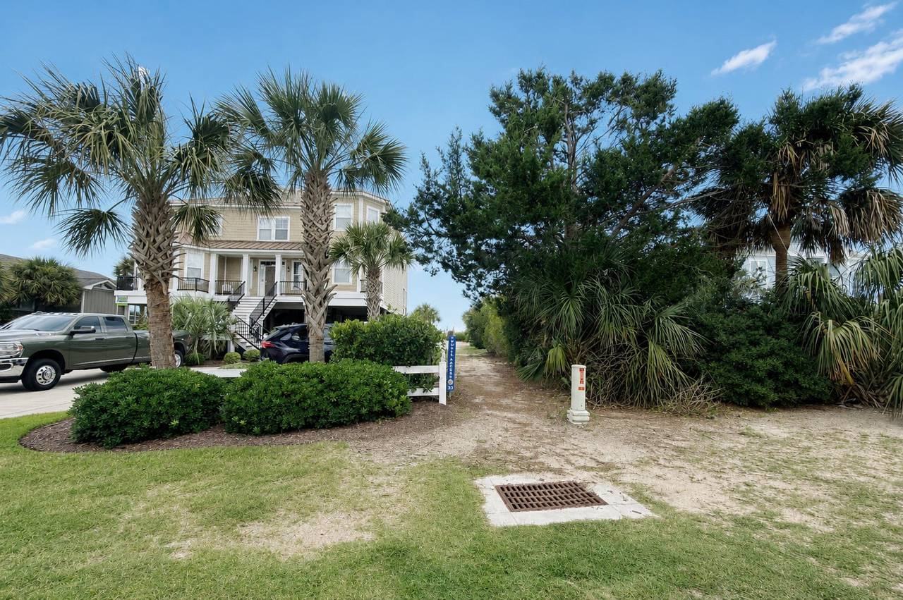Beach Access 33 - Across the Street Beach Access 33 - Across the Street
