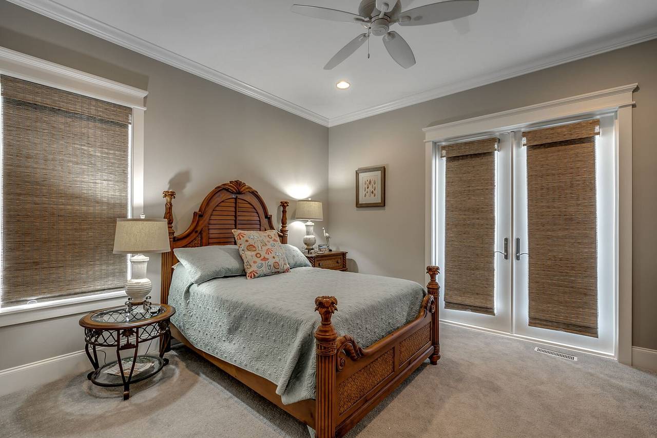 Bedroom 1 down (Queen) Bedroom 1 down (Queen)