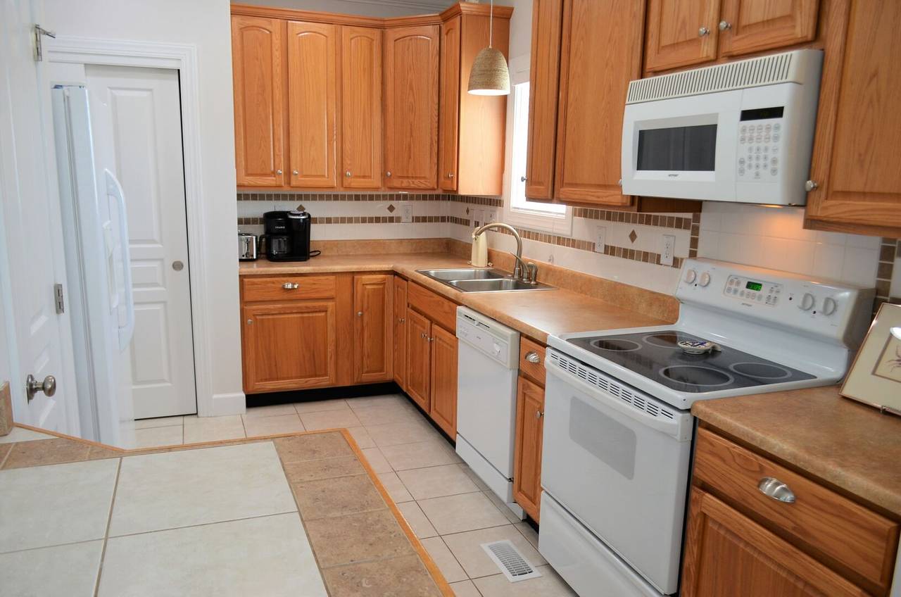 Fully equipped kitchen with dishes, Fully equipped kitchen with dishes,