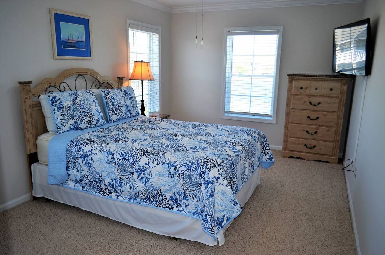 Bedroom 3 Up - 1 Queen Bed Bedroom 3 Up - 1 Queen Bed