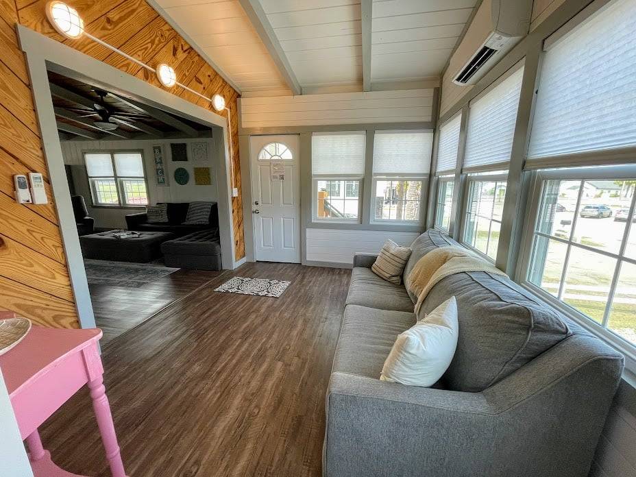 Streetside sunroom Streetside sunroom
