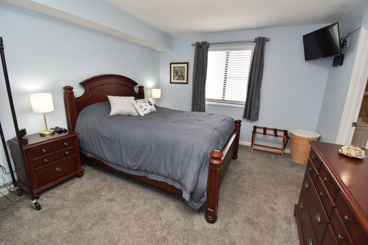 Bedroom 1 with Queen bed Bedroom 1 with Queen bed
