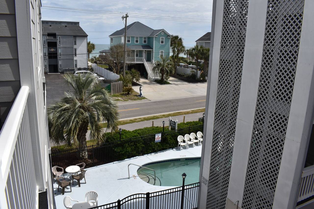 Ocean & Pool views! Ocean & Pool views!