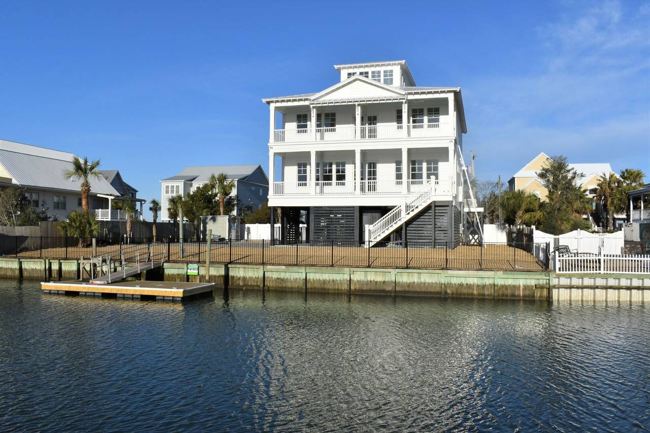 Creekfront with a private dock Creekfront with a private dock