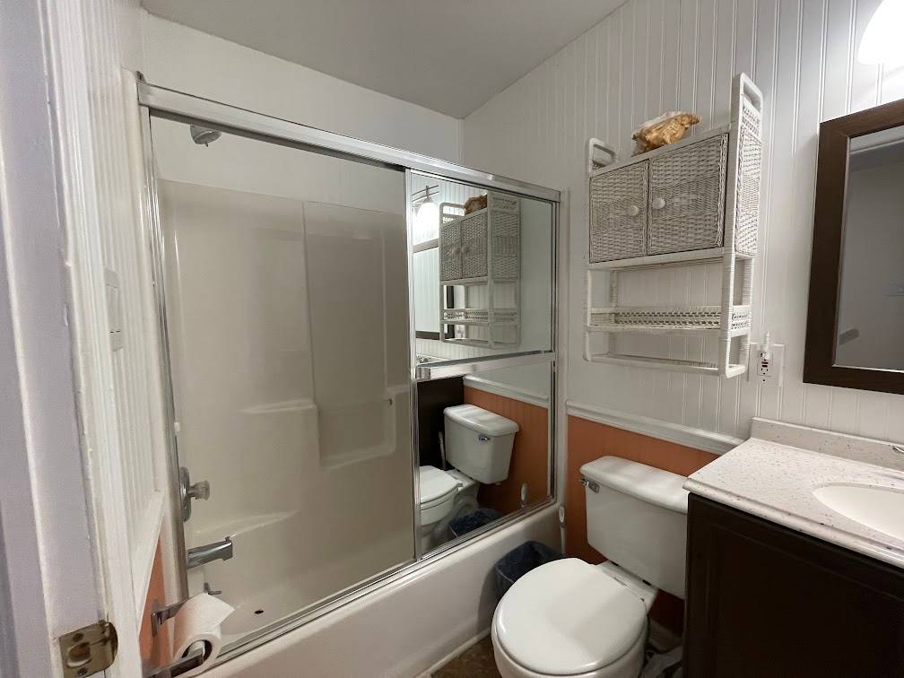 Hall Bathroom with Tub/Shower Combo Hall Bathroom with Tub/Shower Combo