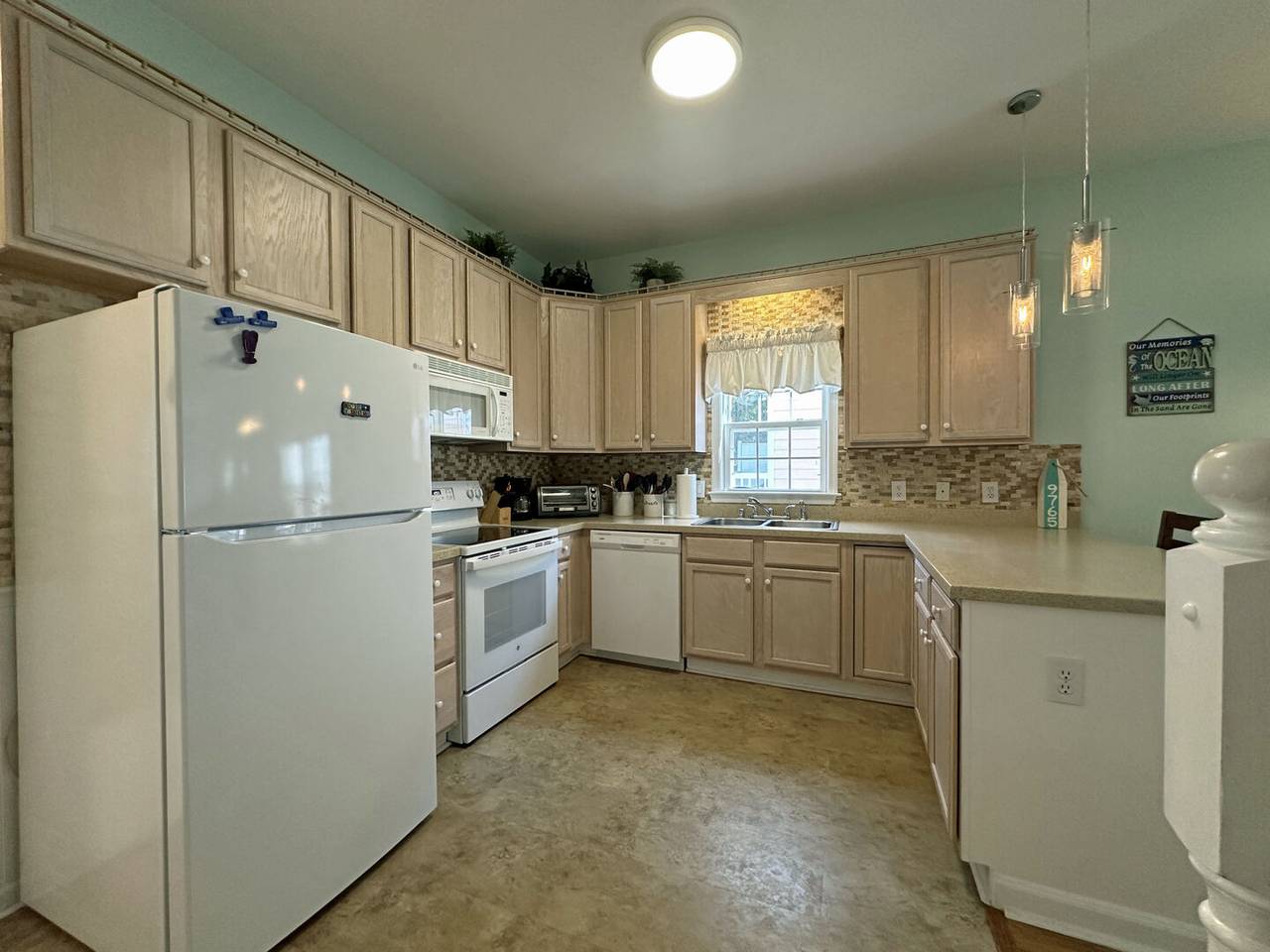 Well Equipped Kitchen Well Equipped Kitchen