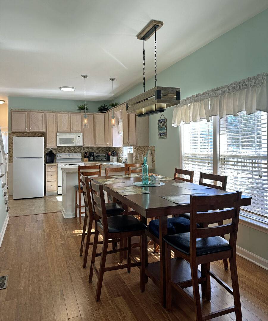 Dining for 6 with... Dining for 6 with...