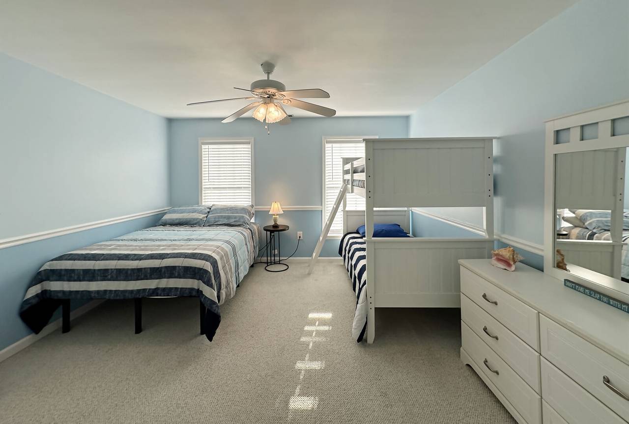 Bedroom 2 - 1 Queen & 1 Set of Bunks Bedroom 2 - 1 Queen & 1 Set of Bunks