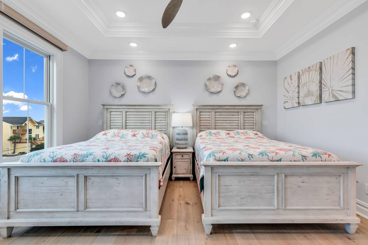 2 Queens - Up 2 Queens - Up