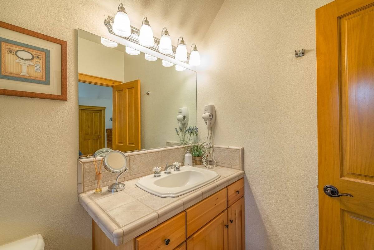 2 half bathrooms in the home! 2 half bathrooms in the home!