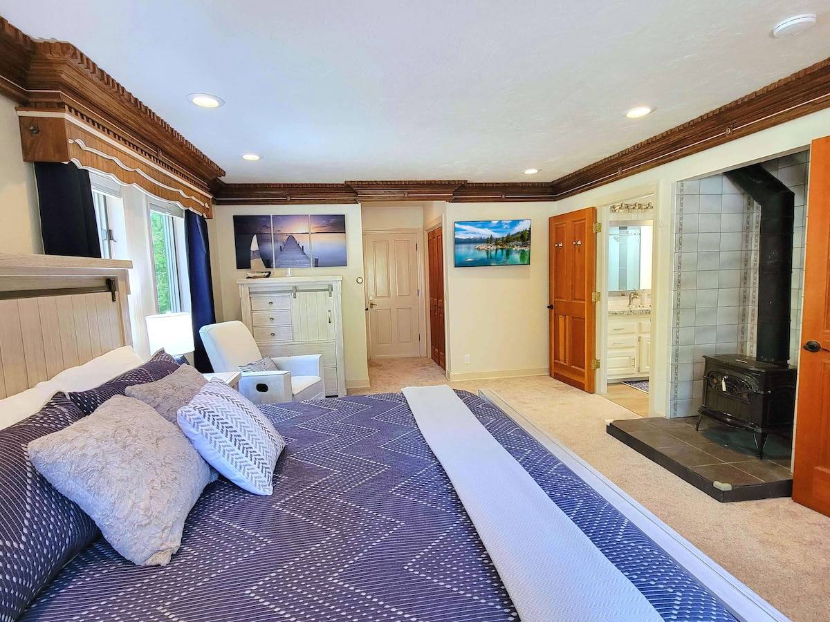 Smart TV and ensuite bathroom Smart TV and ensuite bathroom