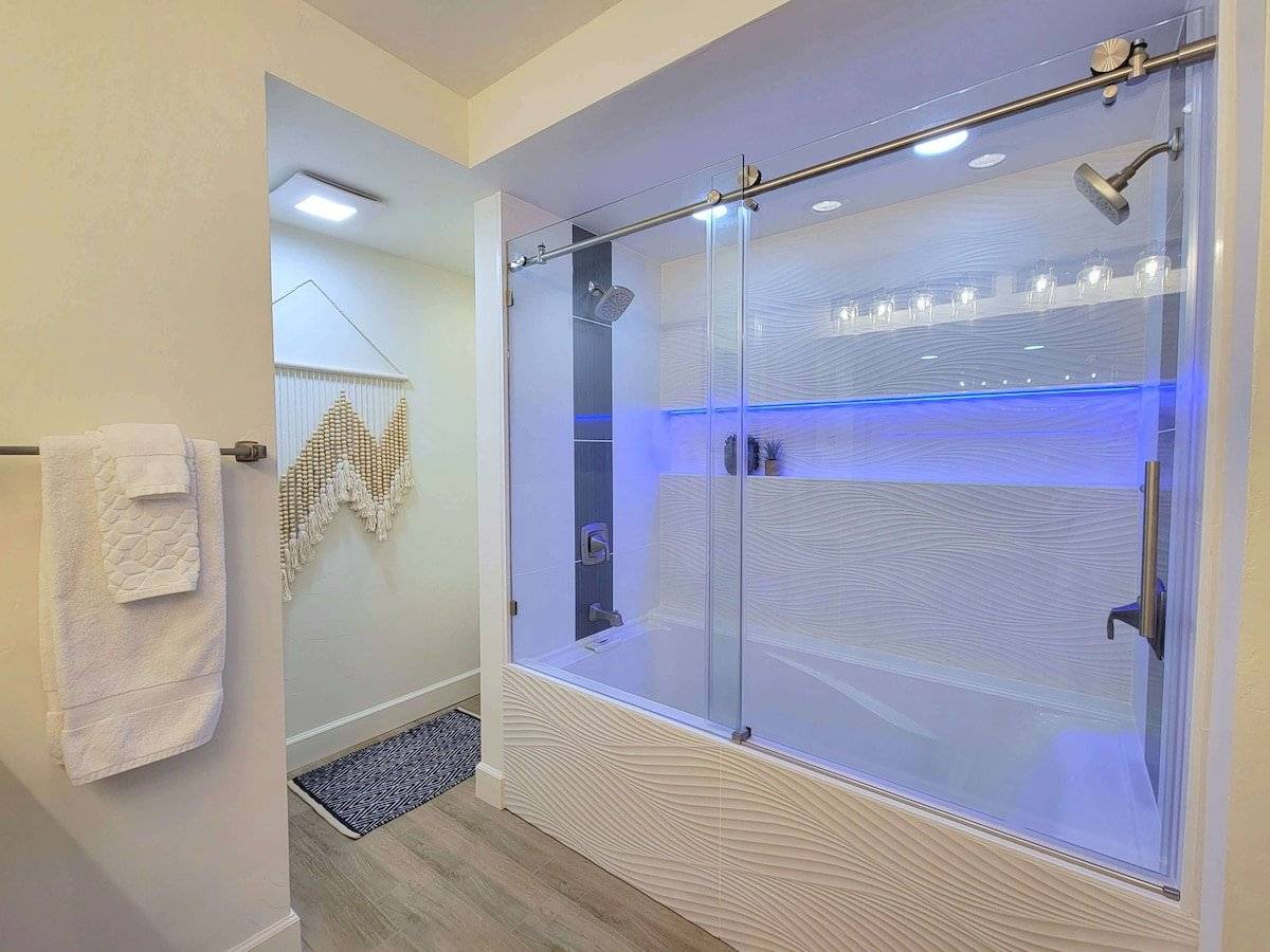 Dual showerheads and 6' tub Dual showerheads and 6' tub