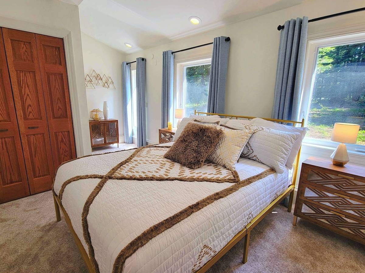 Bedroom 3 with queen bed Bedroom 3 with queen bed