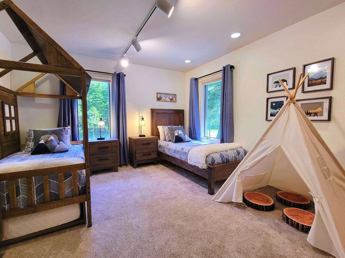 Bedroom 4 with teepee play area Bedroom 4 with teepee play area