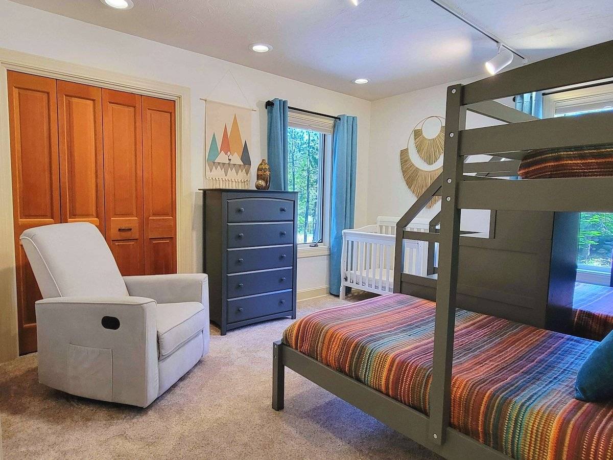 Bedroom 5 with crib Bedroom 5 with crib