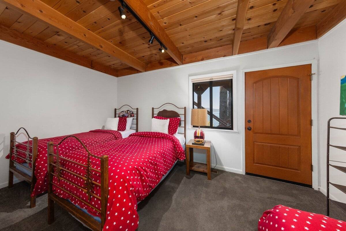 Downstairs Bedroom - Twin & Double Bed Downstairs Bedroom - Twin & Double Bed