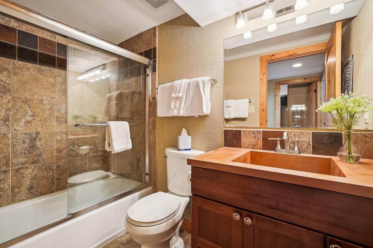 Shared Bathroom, 4 O'Clock Lodge A16, Breckenridge Vacation Rental Shared Bathroom, 4 O'Clock Lodge A16, Breckenridge Vacation Rental