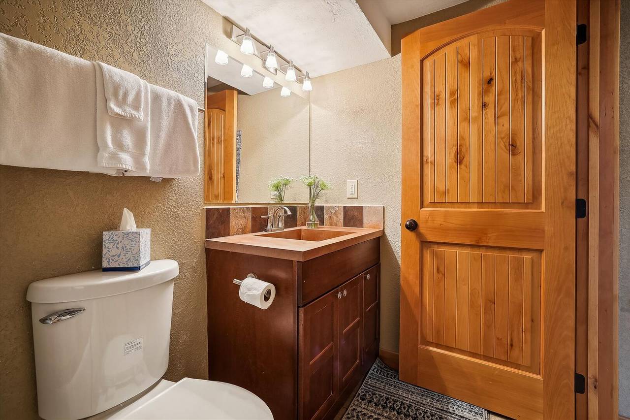 Shared Bathroom, 4 O'Clock Lodge A16, Breckenridge Vacation Rental Shared Bathroom, 4 O'Clock Lodge A16, Breckenridge Vacation Rental