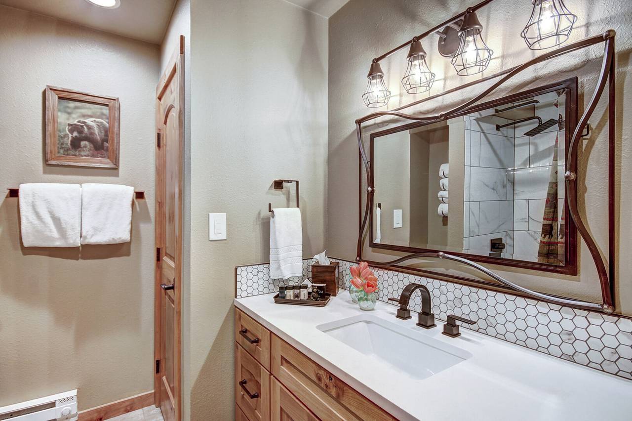 Shared bath - Atrium 108 Breckenridge Vacation Rental Shared bath - Atrium 108 Breckenridge Vacation Rental