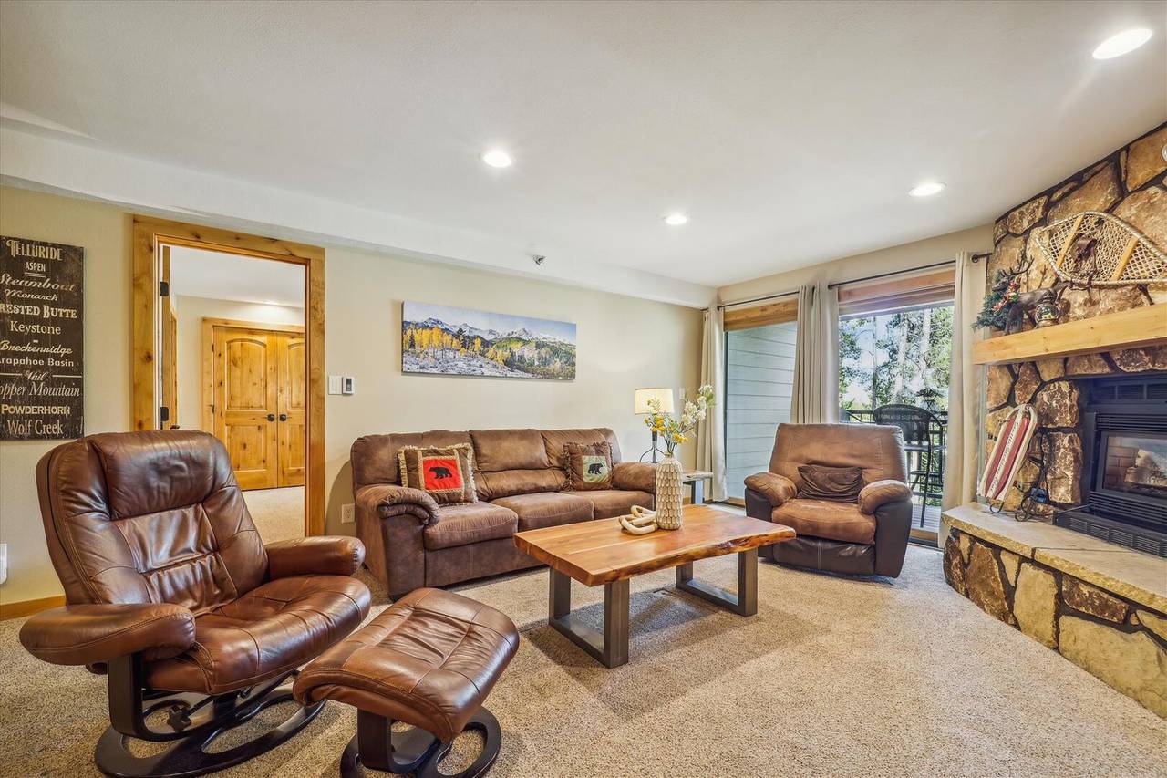 Comfortable seating and gas fireplace - Atrium 108 Breckenridge Vacation Rental Comfortable seating and gas fireplace - Atrium 108 Breckenridge Vacation Rental
