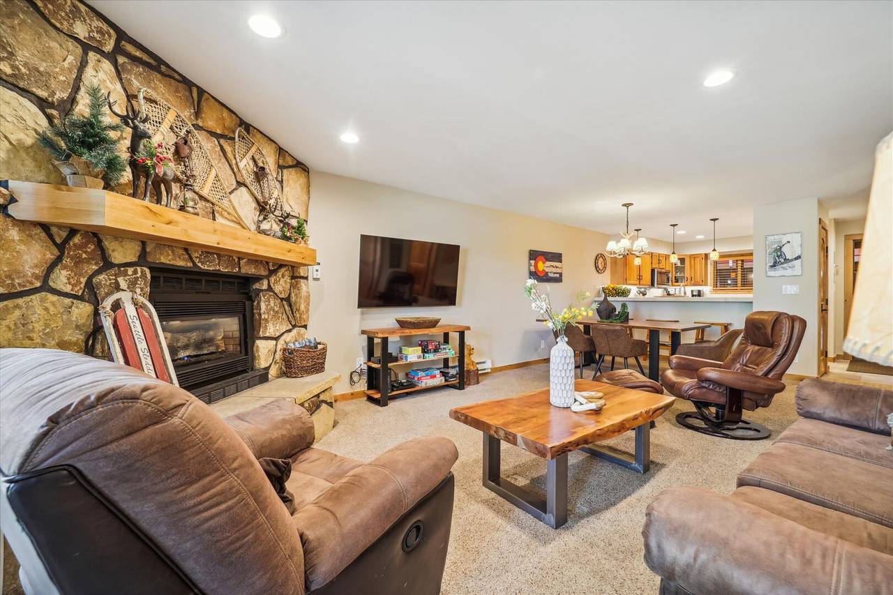Comfortable seating and gas fireplace - Atrium 108 Breckenridge Vacation Rental Comfortable seating and gas fireplace - Atrium 108 Breckenridge Vacation Rental