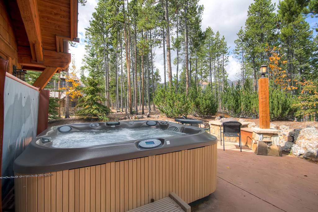 Hot Tub - Hatari Lodge - Breckenridge Vacation Rental Hot Tub - Hatari Lodge - Breckenridge Vacation Rental