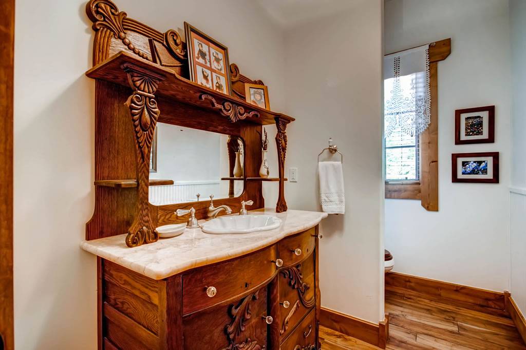Vanity - Hatari Lodge - Breckenridge Vacation Rental Vanity - Hatari Lodge - Breckenridge Vacation Rental