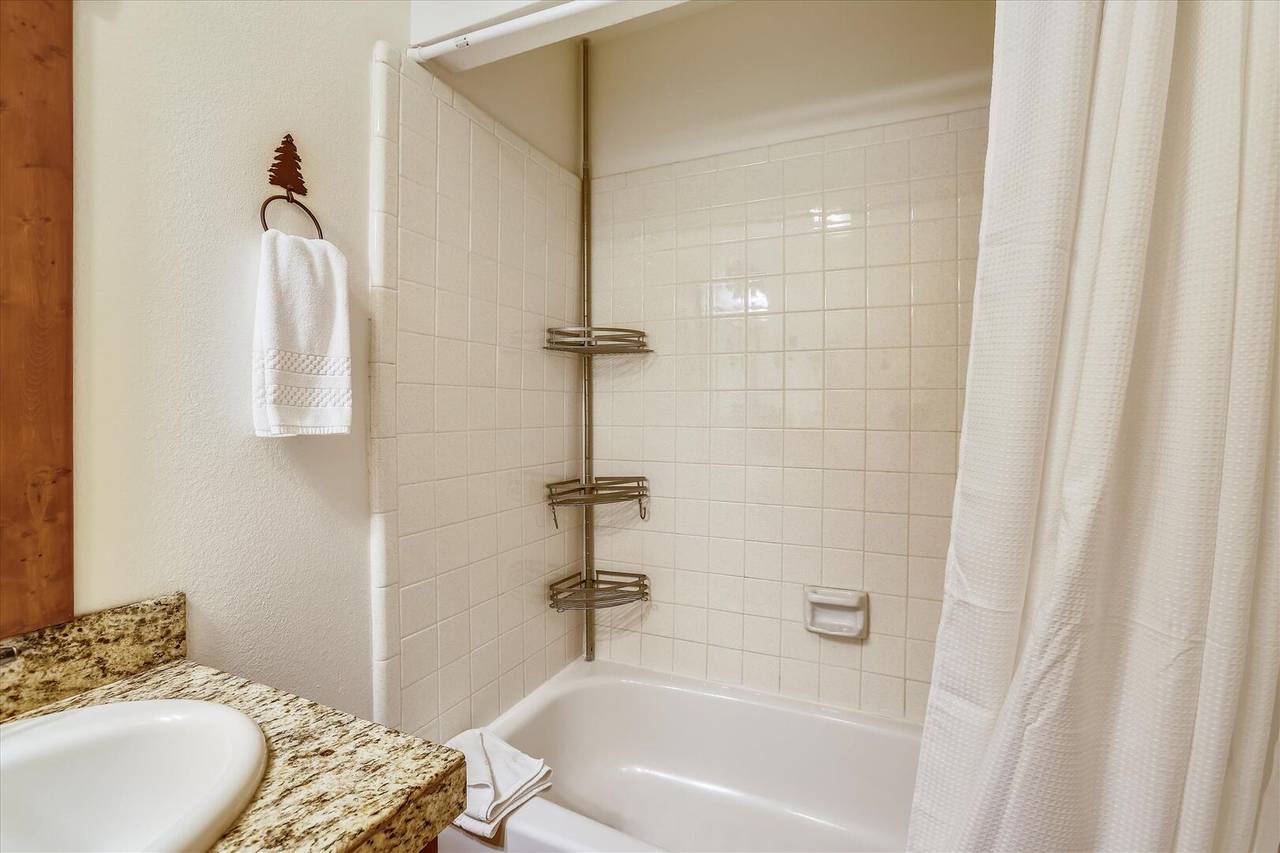 Bathroom - Pine Ridge 7E - Ski-in / Ski-Out - Breckenridge Vacation Rental Bathroom - Pine Ridge 7E - Ski-in / Ski-Out - Breckenridge Vacation Rental