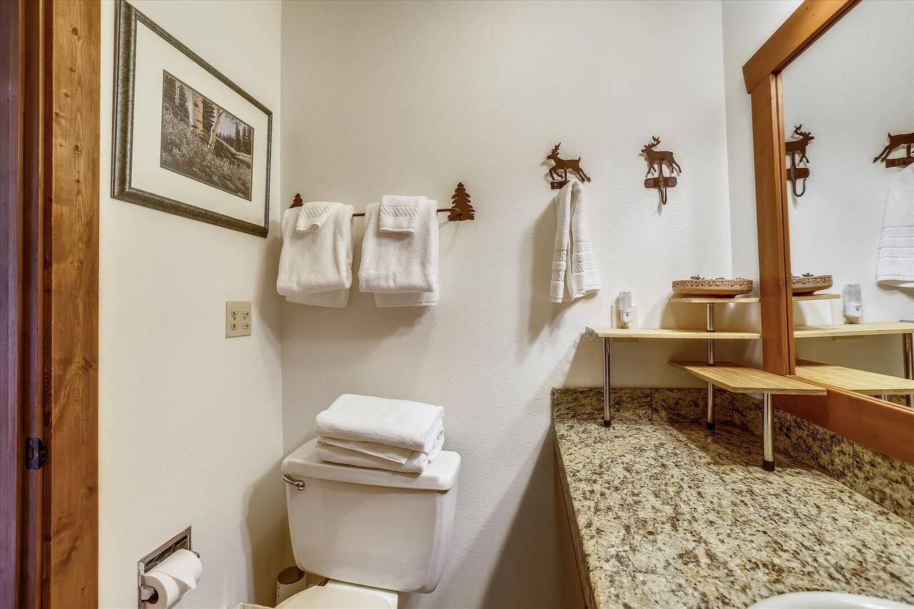 Bathroom - Pine Ridge 7E - Ski-in / Ski-Out - Breckenridge Vacation Rental Bathroom - Pine Ridge 7E - Ski-in / Ski-Out - Breckenridge Vacation Rental