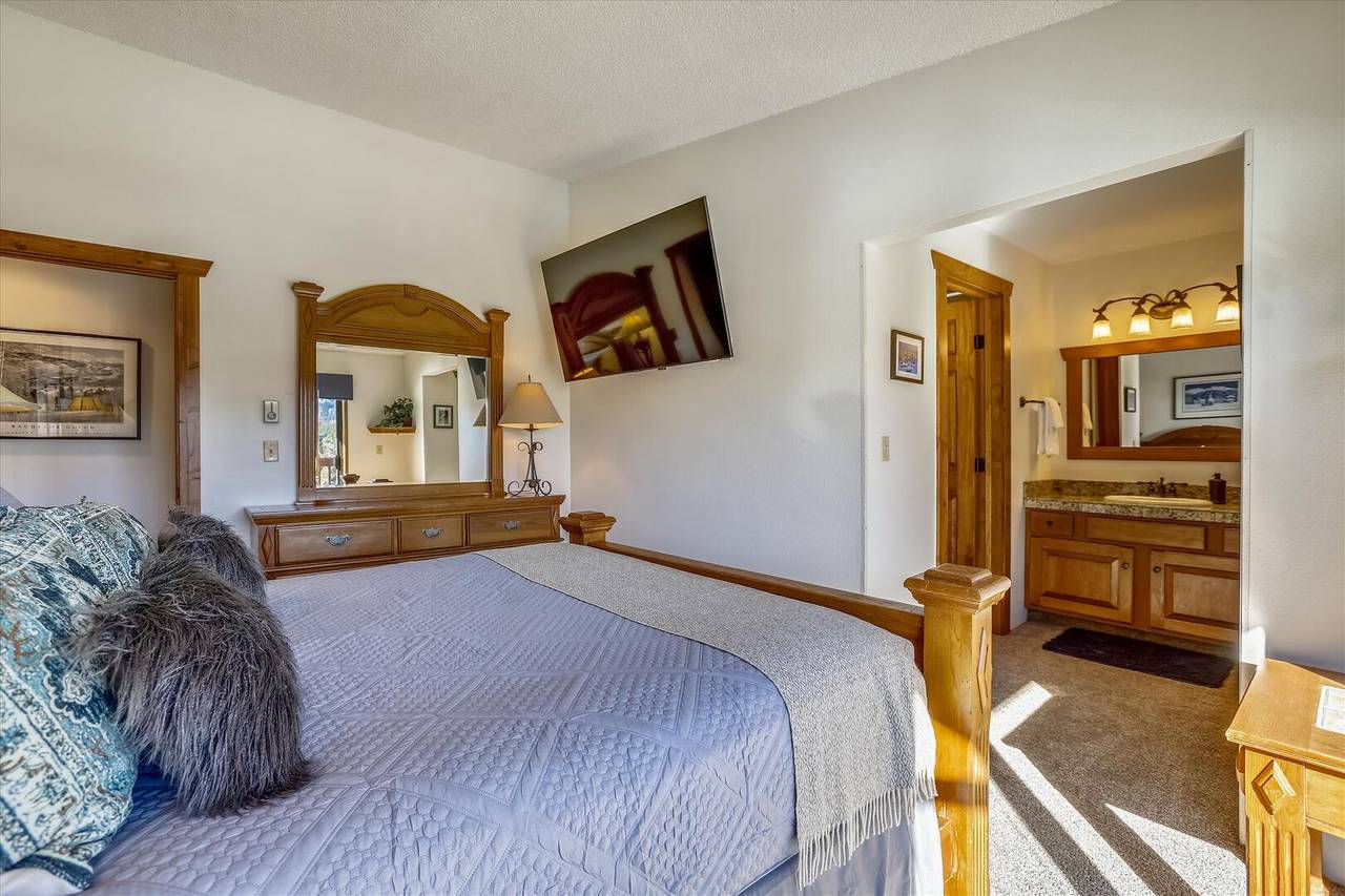 Bedroom - Pine Ridge 7E - Ski-in / Ski-Out - Breckenridge Vacation Rental Bedroom - Pine Ridge 7E - Ski-in / Ski-Out - Breckenridge Vacation Rental