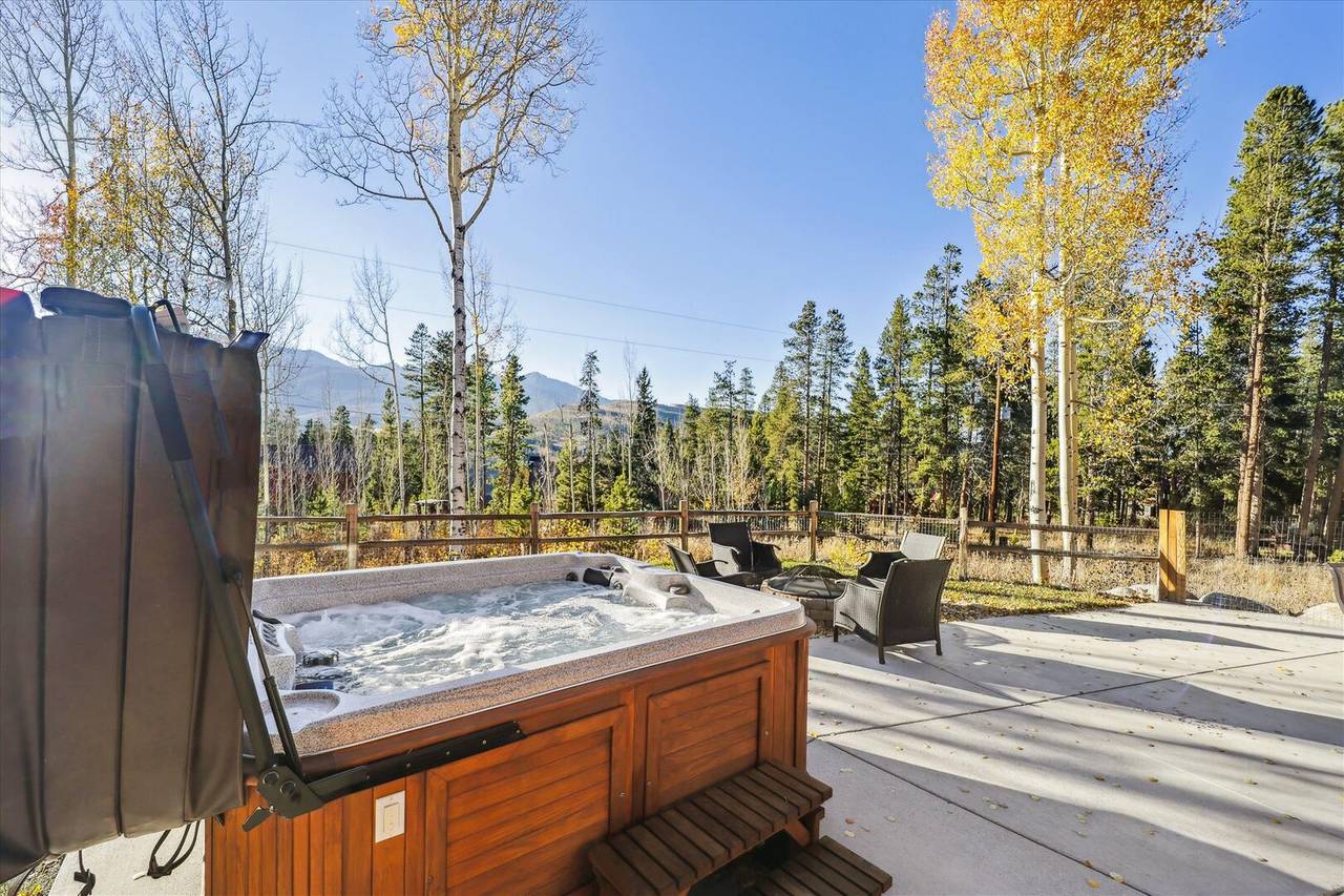 Hot Tub - Silver Circle Lodge - Breckenridge Vacation Rental Hot Tub - Silver Circle Lodge - Breckenridge Vacation Rental