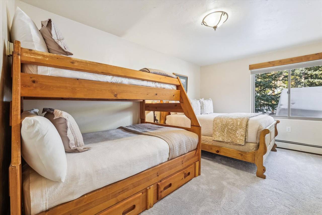 Bedroom - Ski Watch 329 - Breckenridge Vacation Rental Bedroom - Ski Watch 329 - Breckenridge Vacation Rental