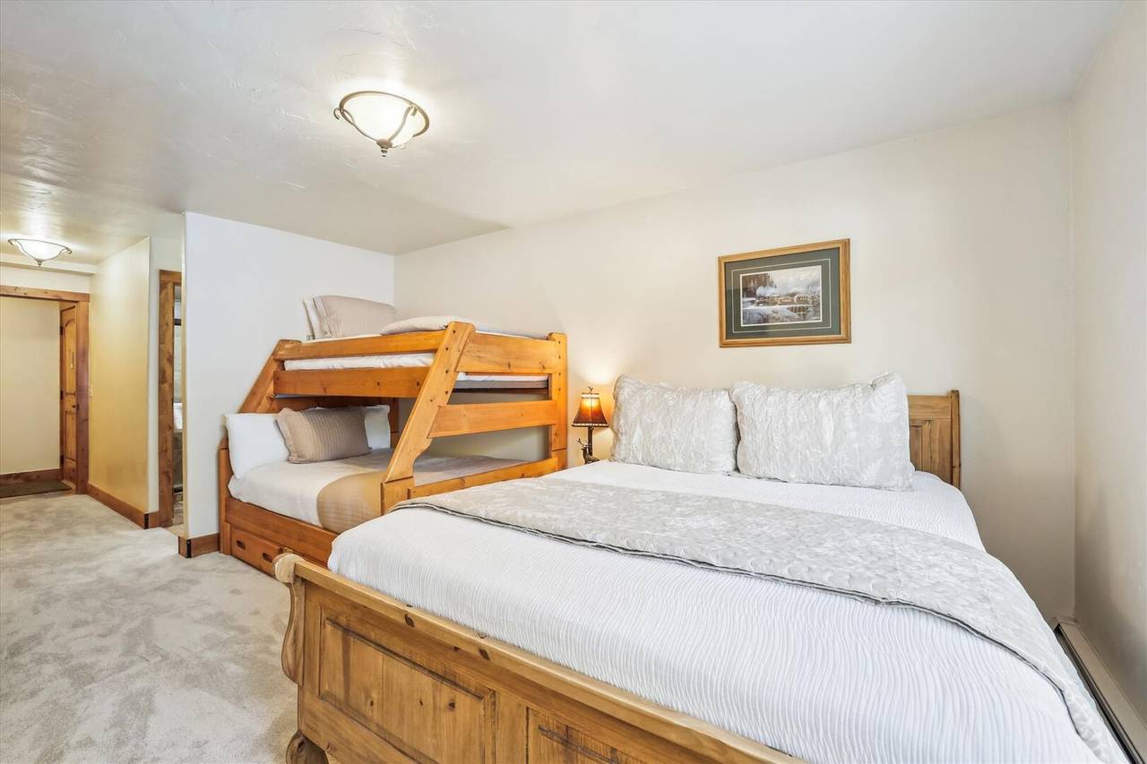 Bedroom - Ski Watch 329 - Breckenridge Vacation Rental Bedroom - Ski Watch 329 - Breckenridge Vacation Rental