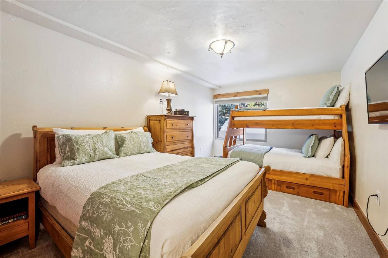 Bedroom - Ski Watch 329 - Breckenridge Vacation Rental Bedroom - Ski Watch 329 - Breckenridge Vacation Rental