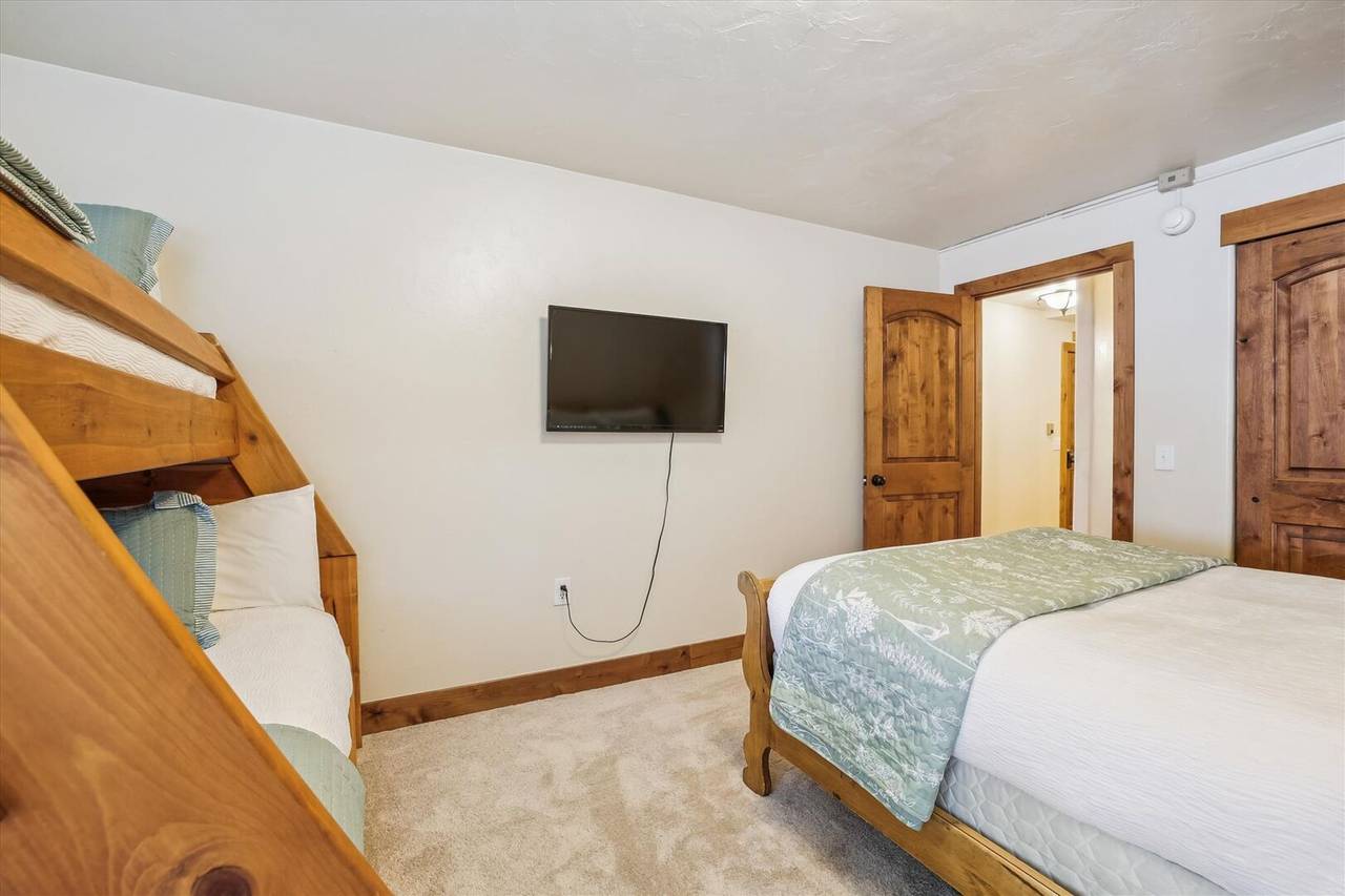 Bedroom - Ski Watch 329 - Breckenridge Vacation Rental Bedroom - Ski Watch 329 - Breckenridge Vacation Rental