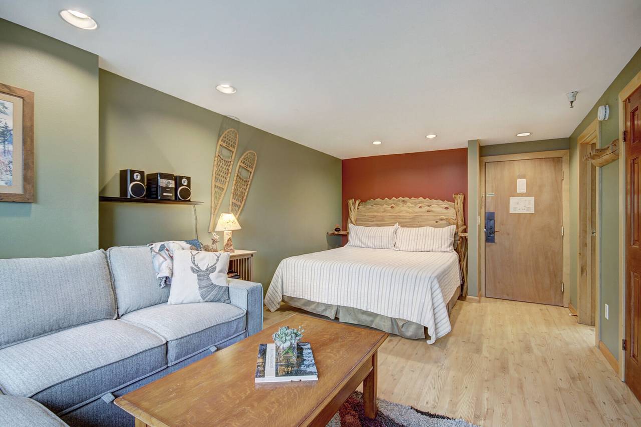 Bed, Village at Breckenridge Peak 9 Inn, Liftside 403, Breckenridge Vacation Rental Bed, Village at Breckenridge Peak 9 Inn, Liftside 403, Breckenridge Vacation Rental