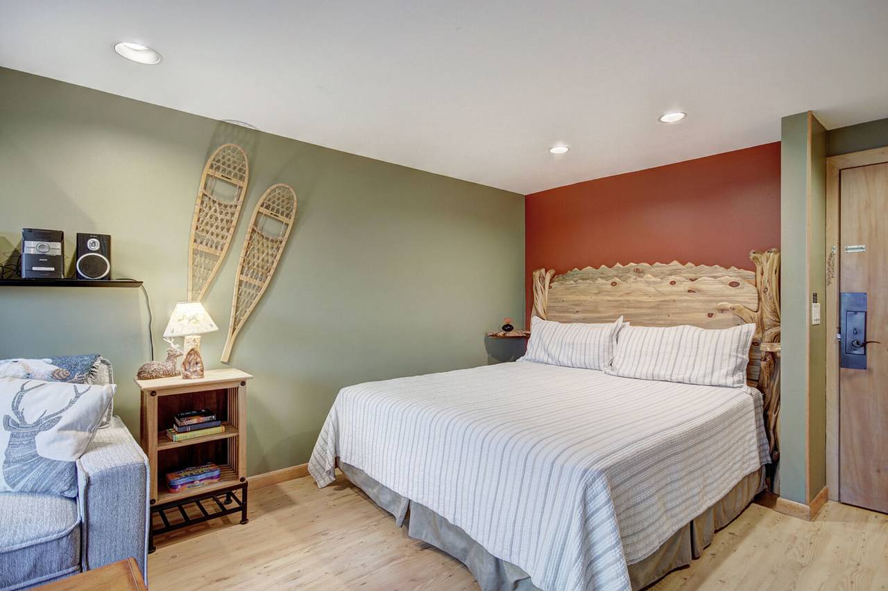 Bed, Village at Breckenridge Peak 9 Inn, Liftside 403, Breckenridge Vacation Rental Bed, Village at Breckenridge Peak 9 Inn, Liftside 403, Breckenridge Vacation Rental
