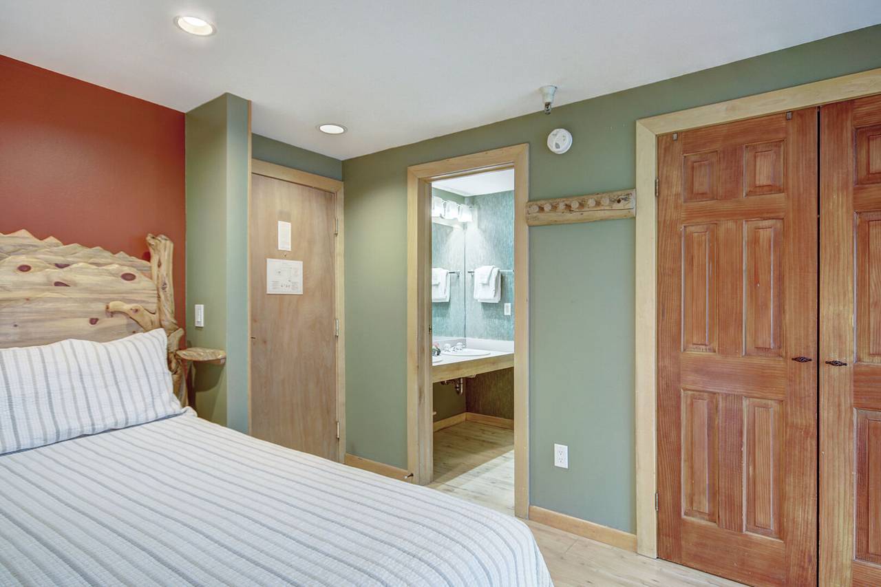 Bed, Village at Breckenridge Peak 9 Inn, Liftside 403, Breckenridge Vacation Rental Bed, Village at Breckenridge Peak 9 Inn, Liftside 403, Breckenridge Vacation Rental