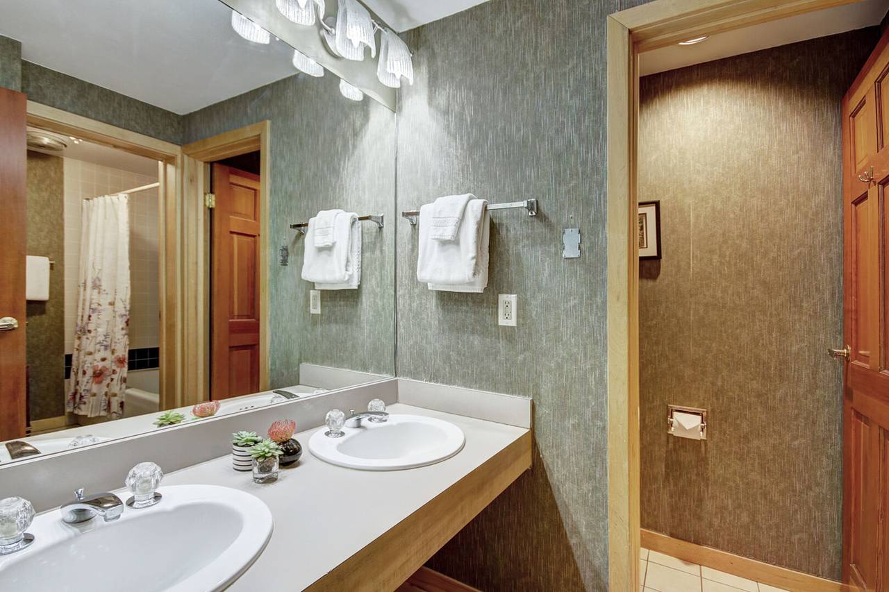 Bathroom, Village at Breckenridge Peak 9 Inn, Liftside 403, Breckenridge Vacation Rental Bathroom, Village at Breckenridge Peak 9 Inn, Liftside 403, Breckenridge Vacation Rental