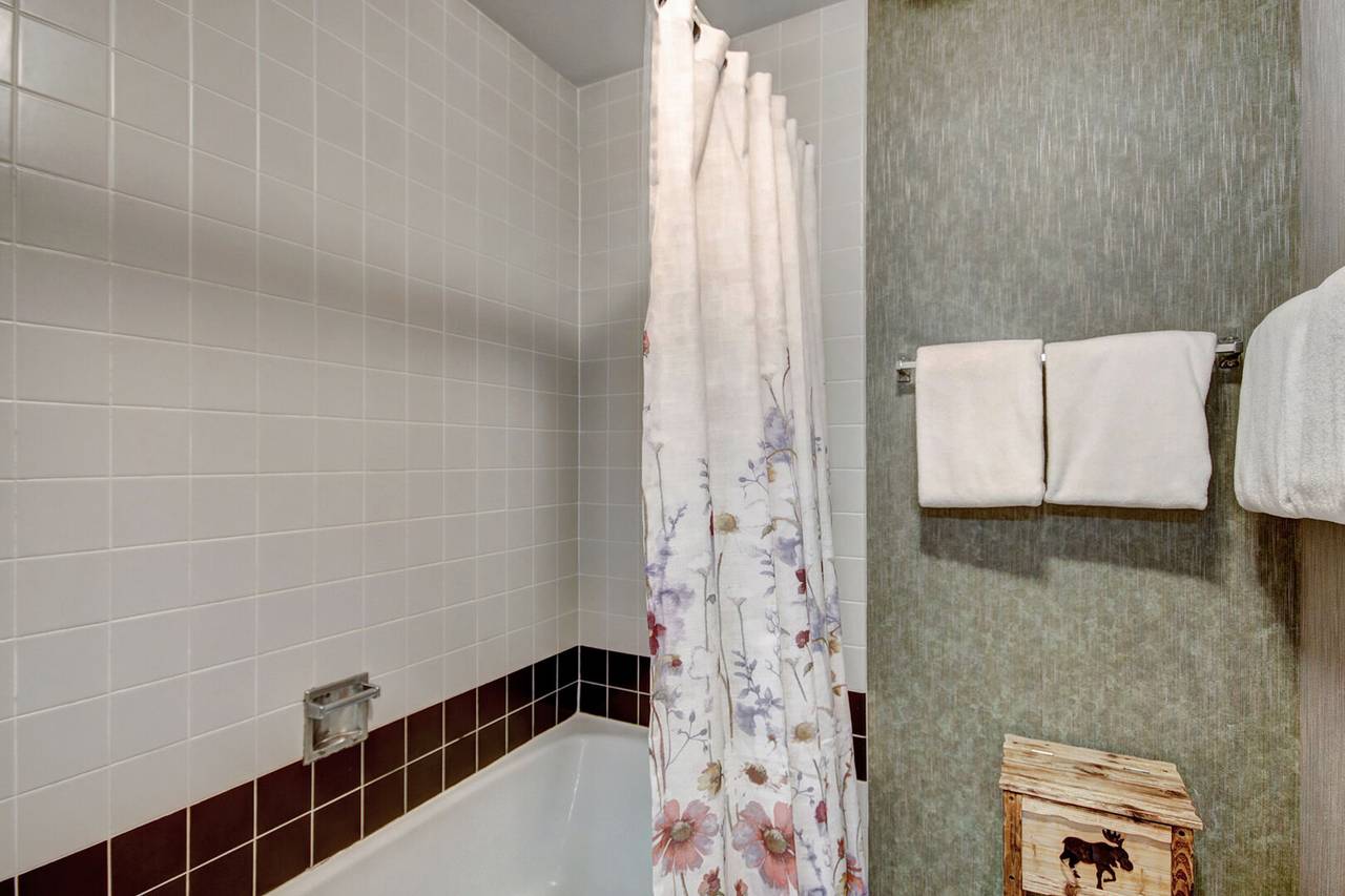 Bathroom, Village at Breckenridge Peak 9 Inn, Liftside 403, Breckenridge Vacation Rental Bathroom, Village at Breckenridge Peak 9 Inn, Liftside 403, Breckenridge Vacation Rental