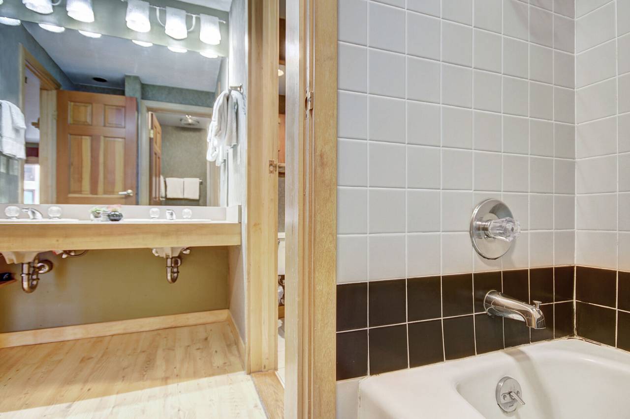 Bathroom, Village at Breckenridge Peak 9 Inn, Liftside 403, Breckenridge Vacation Rental Bathroom, Village at Breckenridge Peak 9 Inn, Liftside 403, Breckenridge Vacation Rental
