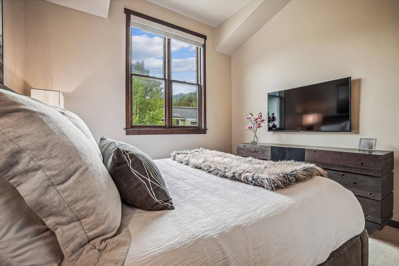 Bedroom - Main Street Junction 29 - Breckenridge Vacation Rental Bedroom - Main Street Junction 29 - Breckenridge Vacation Rental