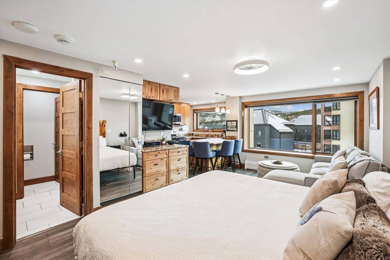 Bed, Village at Breckenridge Peak 9 Inn, Liftside 403, Breckenridge Vacation Rental Bed, Village at Breckenridge Peak 9 Inn, Liftside 403, Breckenridge Vacation Rental