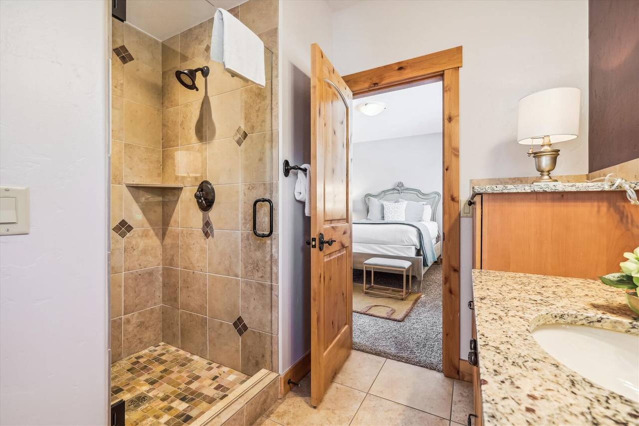 Bathroom - Lone Hand Lodge - Breckenridge Vacation Rental Bathroom - Lone Hand Lodge - Breckenridge Vacation Rental